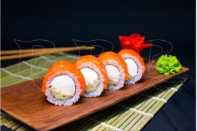 Половинка филадельфия с лососем